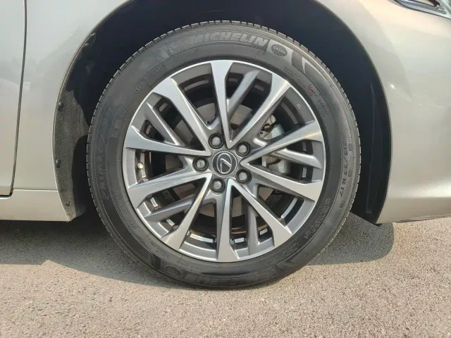Lexus ES — Фото автомобиля 16