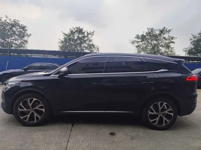 BYD Tang — Фото автомобиля 3