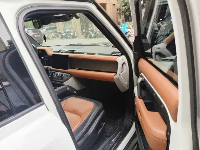 Land Rover Defender — Фото автомобиля 13
