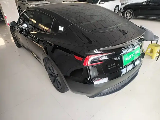 Tesla Model 3 — Фото автомобиля 4