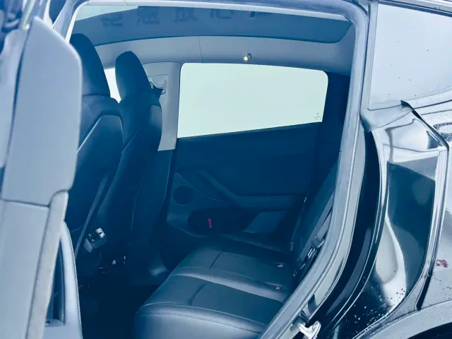 Tesla Model Y — Фото автомобиля 13