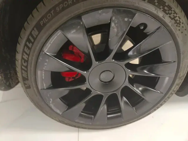 Tesla Model Y — Фото автомобиля 8