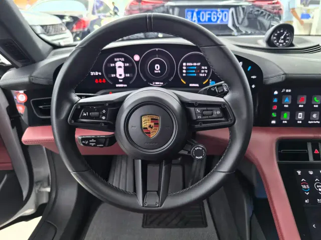 Porsche Taycan — Фото автомобиля 11