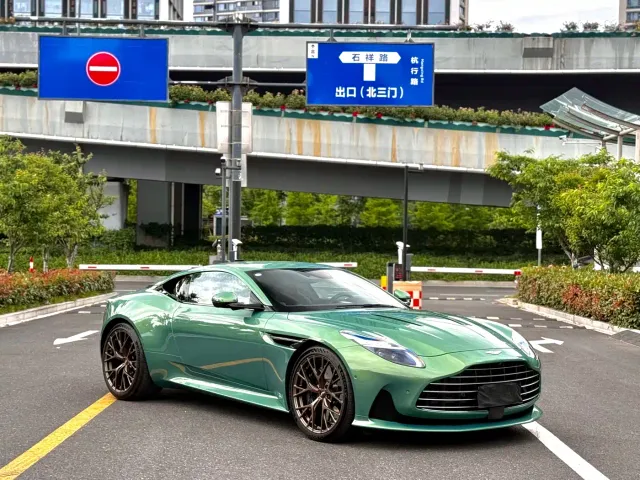 Aston Martin DB12 — Фото автомобиля 2