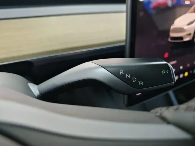 Tesla Model Y — Фото автомобиля 13