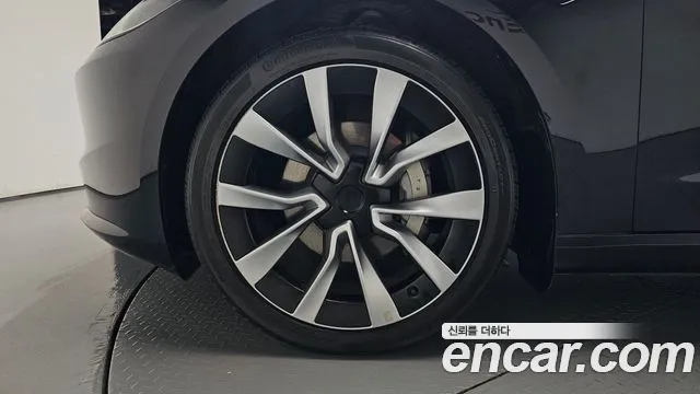 Tesla Model 3 — Фото автомобиля 4