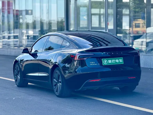 Tesla Model 3 — Фото автомобиля 9