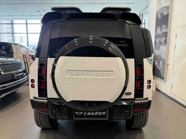 Land Rover Defender — Фото автомобиля 23