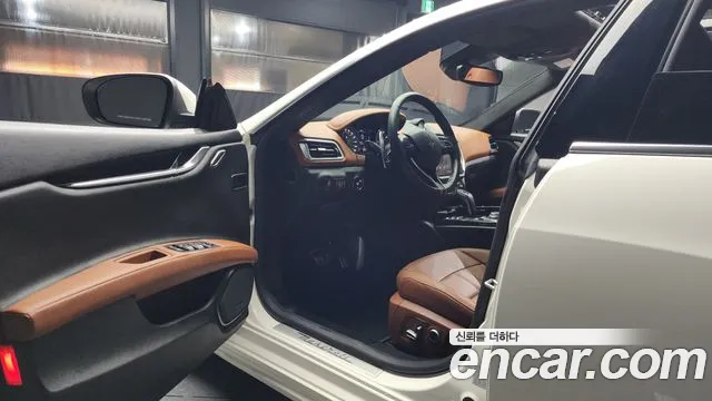 Maserati Ghibli — Фото автомобиля 10