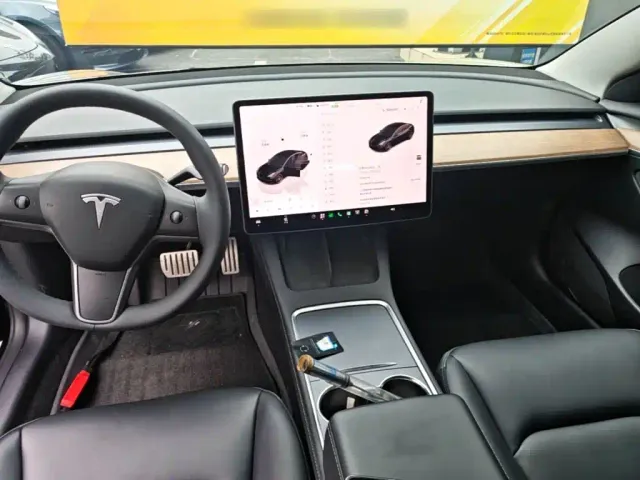 Tesla Model 3 — Фото автомобиля 5