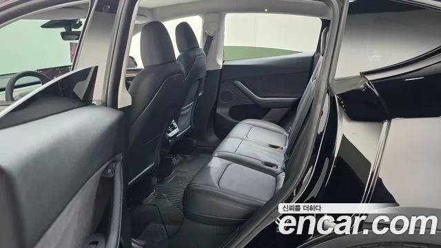 Tesla Model Y — Фото автомобиля 17