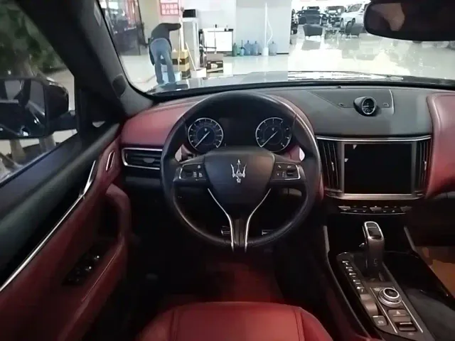 Maserati Levante — Фото автомобиля 10
