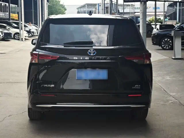 Toyota Sienna — Фото автомобиля 6