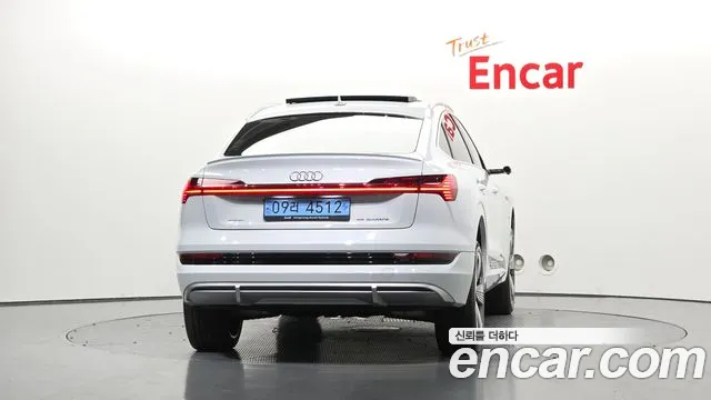 Audi e-tron — Фото автомобиля 4