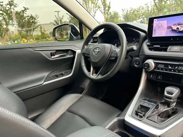 Toyota RAV4 — Фото автомобиля 11