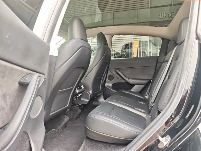Tesla Model Y — Фото автомобиля 9
