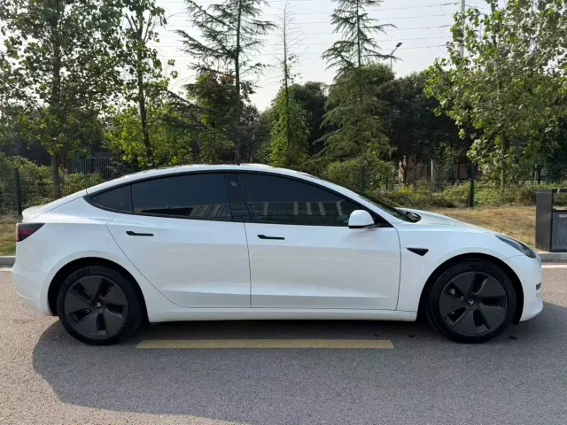 Tesla Model 3 — Фото автомобиля 12