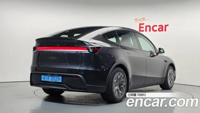 Tesla Model Y — Фото автомобиля 2