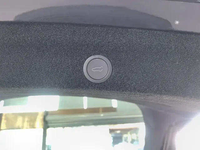 Tesla Model Y — Фото автомобиля 16
