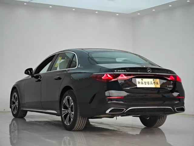 Mercedes-Benz E-Class — Фото автомобиля 4