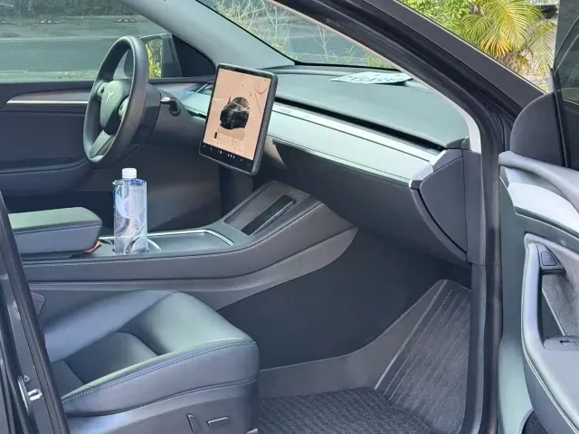 Tesla Model Y — Фото автомобиля 10