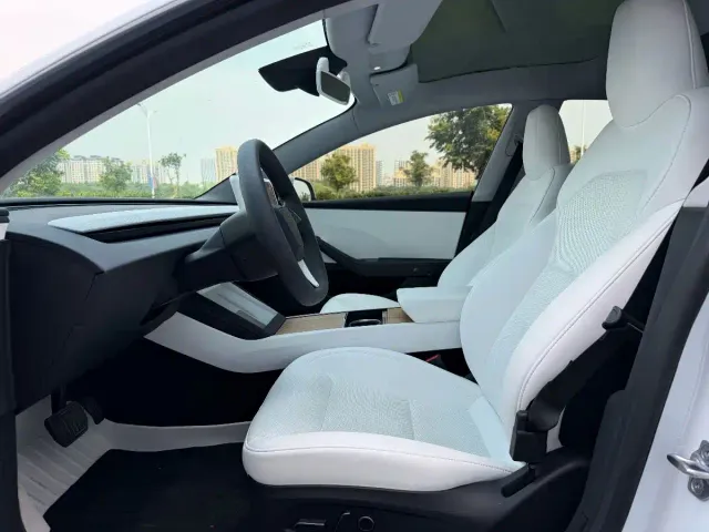 Tesla Model 3 — Фото автомобиля 9