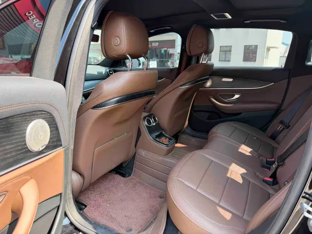 Mercedes-Benz E-Class — Фото автомобиля 4