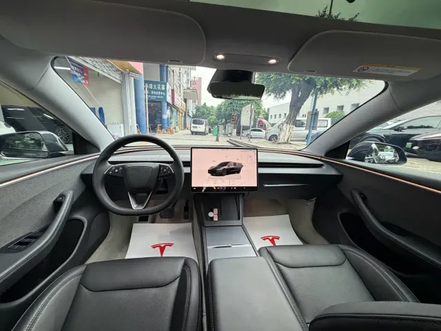 Tesla Model 3 — Фото автомобиля 5