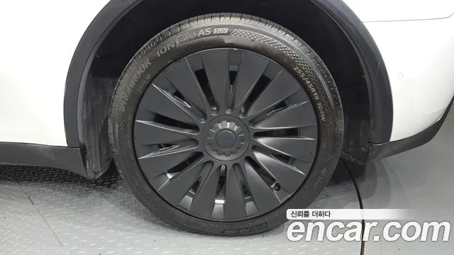 Tesla Model Y — Фото автомобиля 6