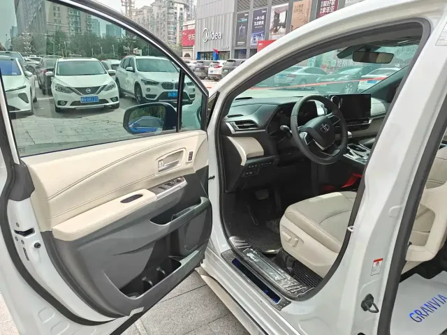 Toyota Granvia 2024 2.5L Hybrid Supreme ULTRA — Фото автомобиля 6