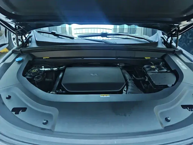 Li Auto L8 — Фото автомобиля 19