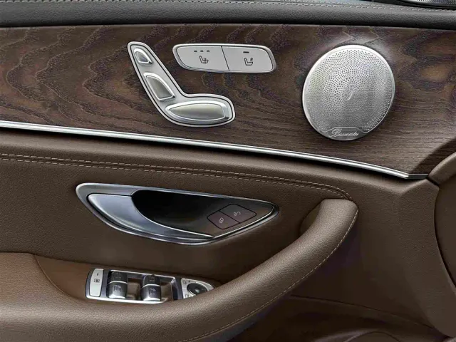 Mercedes-Benz E-Class — Фото автомобиля 23