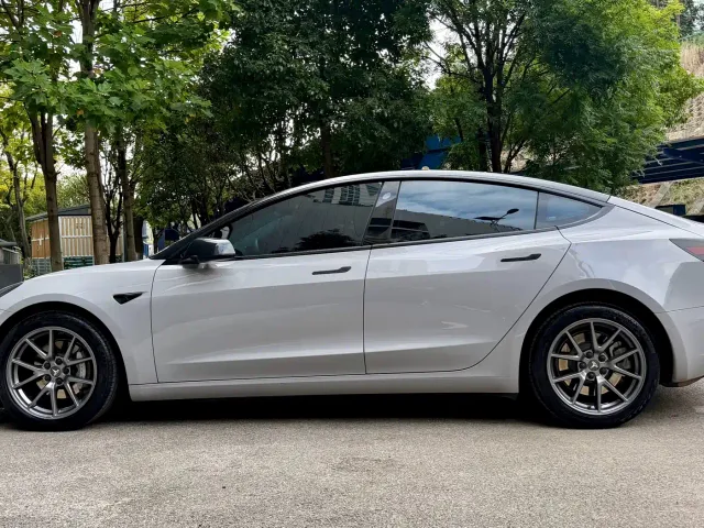 Tesla Model 3 — Фото автомобиля 7