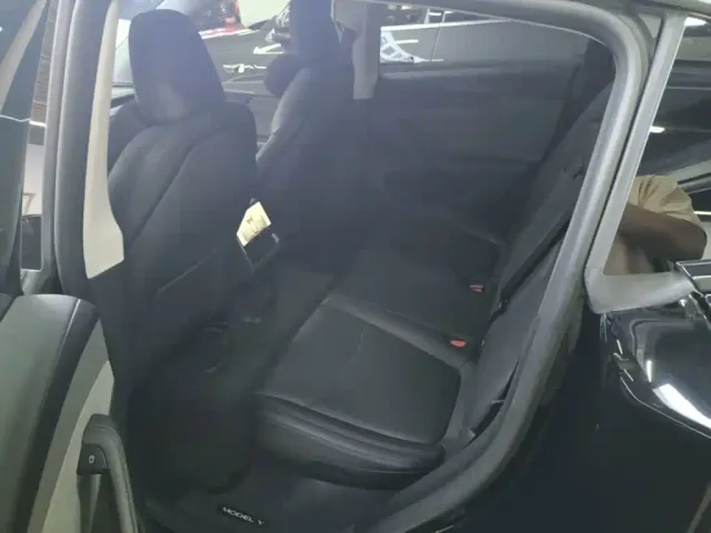 Tesla Model Y — Фото автомобиля 16
