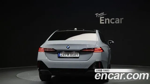 BMW 5 Series G60 — Фото автомобиля 3