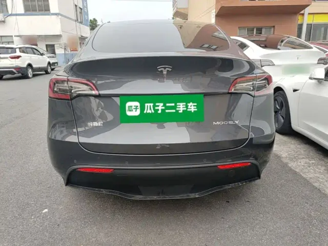 Tesla Model Y — Фото автомобиля 5