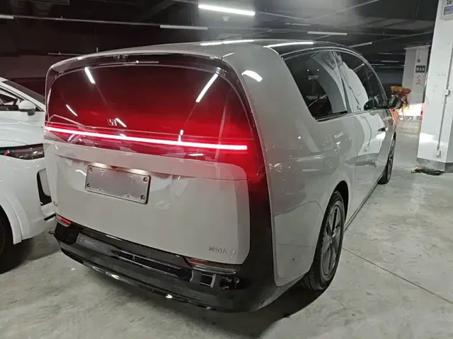 Li Auto MEGA — Фото автомобиля 6