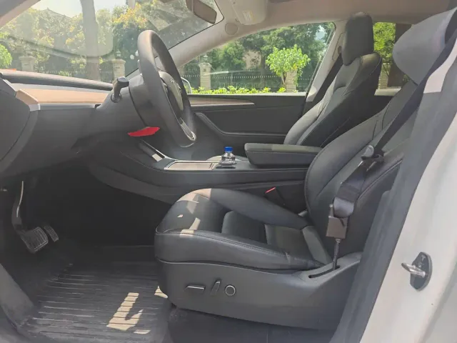 Tesla Model Y — Фото автомобиля 17