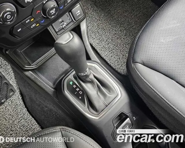Jeep Renegade — Фото автомобиля 9