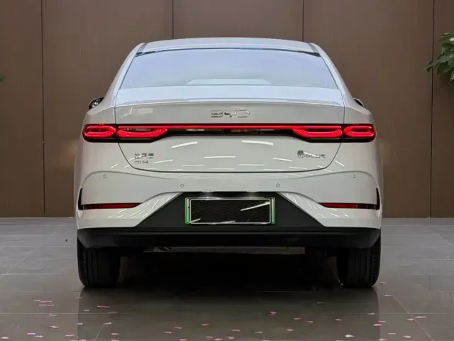 BYD Qin PLUS 2026 DM-i Smart Edition 128KM Progressive — Фото автомобиля 5