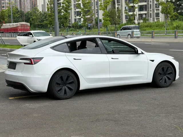 Tesla Model 3 — Фото автомобиля 12