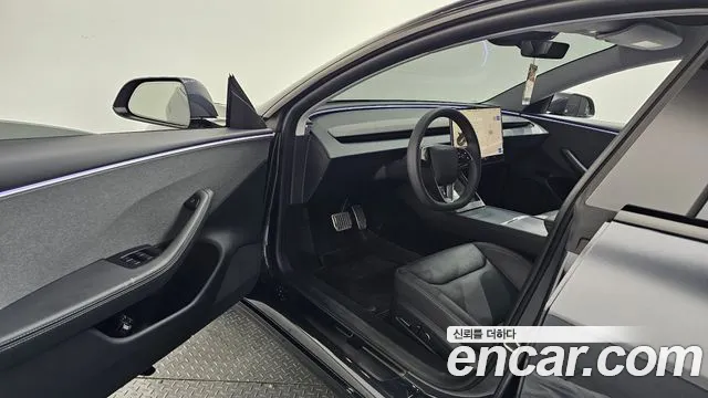 Tesla Model 3 — Фото автомобиля 10