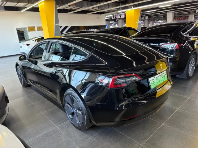 Tesla Model 3 — Фото автомобиля 4