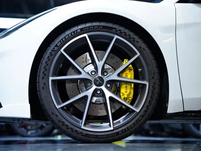 Lotus Emira — Фото автомобиля 2