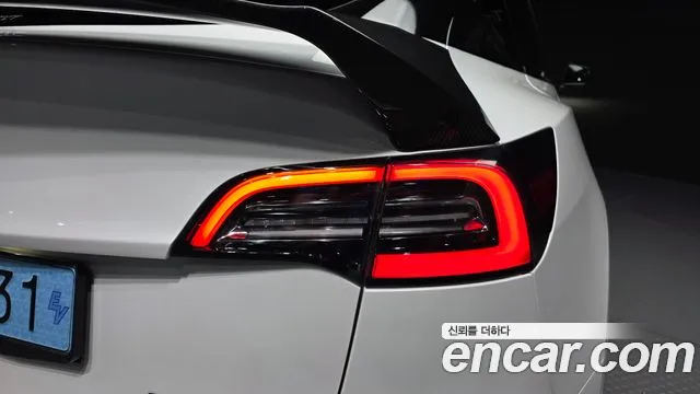 Tesla Model Y — Фото автомобиля 23
