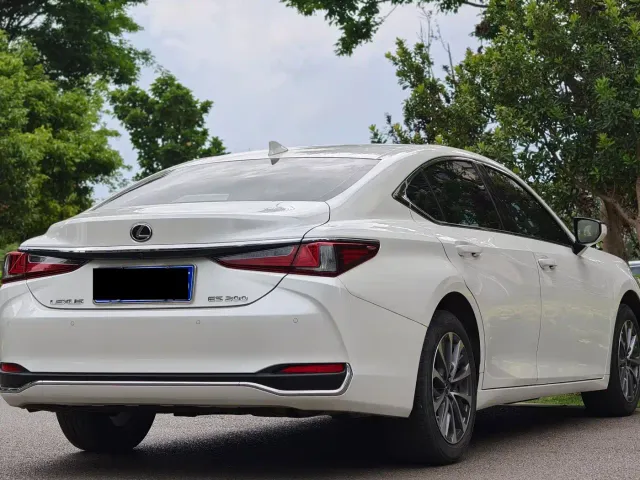 Lexus ES — Фото автомобиля 4