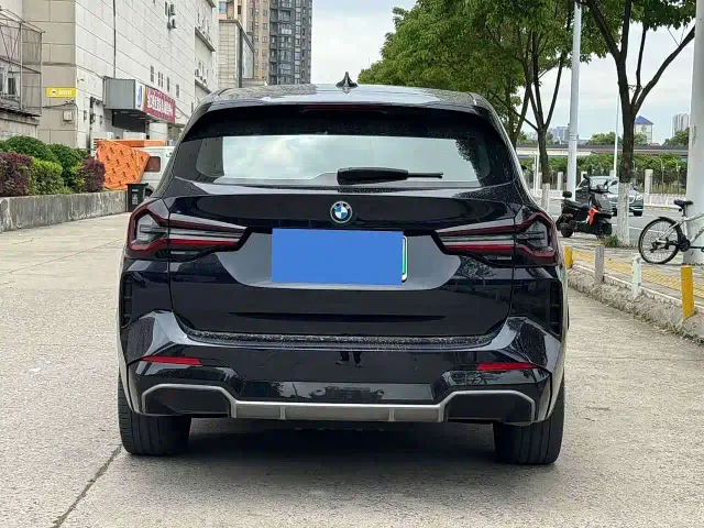 BMW iX3 — Фото автомобиля 14