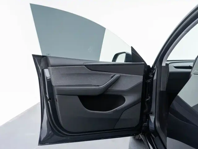 Tesla Model Y — Фото автомобиля 11