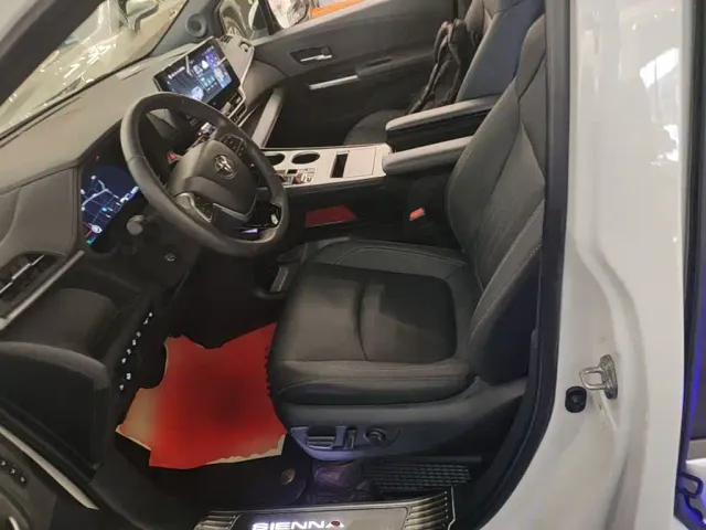 Toyota Sienna — Фото автомобиля 14