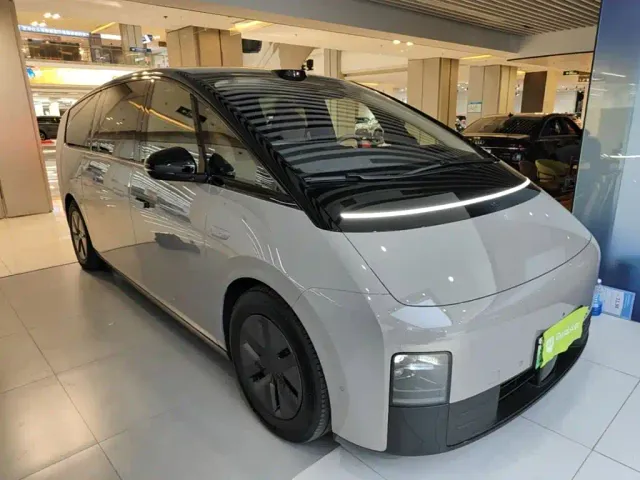 Li Auto MEGA — Фото автомобиля 3